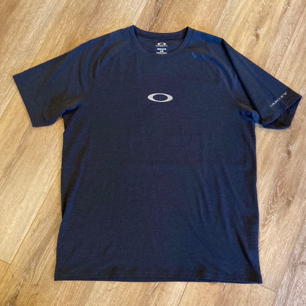 Oakley men regular fit T-shirt. Size L